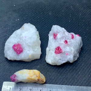 Espécimes de rubi combinam pargasita verde em matriz de flogopita branca do Afeganistão, Rubi Bruto, espécime mineral