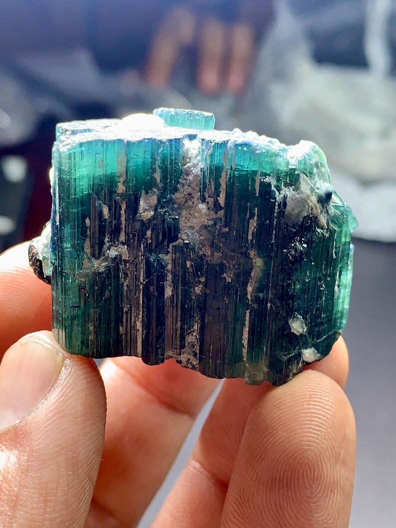 Indikolitblå turmalinkristaller: Terminerad sats, ursprung i Afghanistan, blå kapsylturmalinterminerade kristaller kombinerar tantalitkristaller bild 7