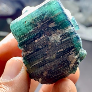 Indikolitblå turmalinkristaller: Terminerad sats, ursprung i Afghanistan, blå kapsylturmalinterminerade kristaller kombinerar tantalitkristaller bild 2