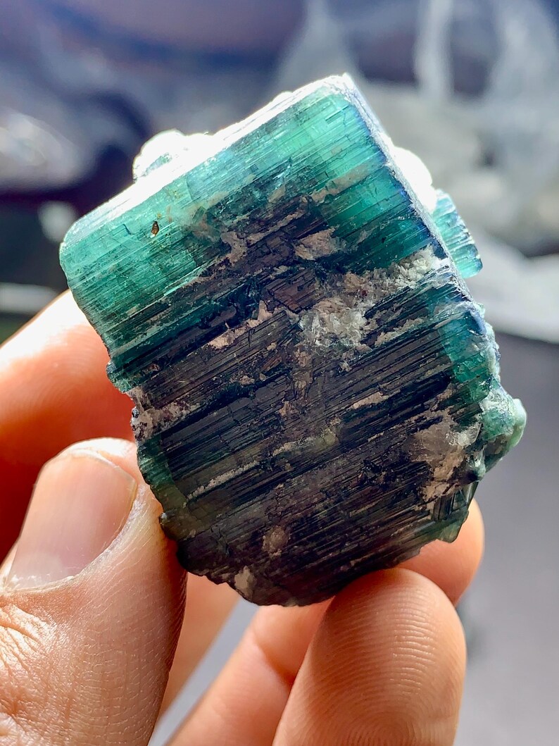 Indikolitblå turmalinkristaller: Terminerad sats, ursprung i Afghanistan, blå kapsylturmalinterminerade kristaller kombinerar tantalitkristaller bild 2