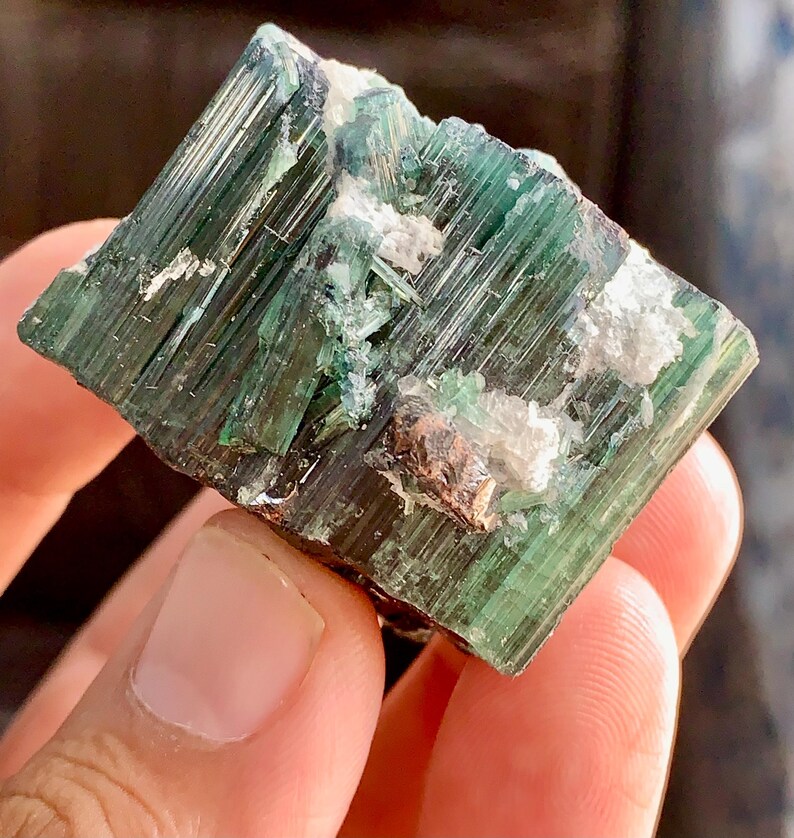 Indikolitblå turmalinkristaller: Terminerad sats, ursprung i Afghanistan, blå kapsylturmalinterminerade kristaller kombinerar tantalitkristaller bild 10