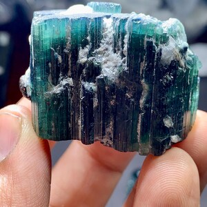 Indikolitblå turmalinkristaller: Terminerad sats, ursprung i Afghanistan, blå kapsylturmalinterminerade kristaller kombinerar tantalitkristaller bild 3