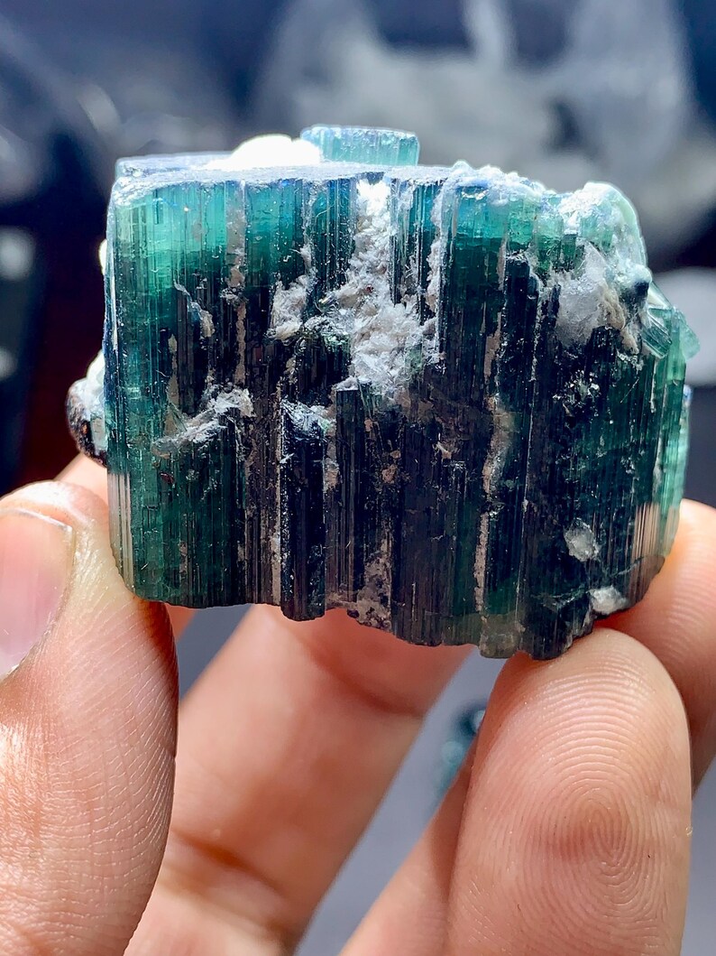 Indikolitblå turmalinkristaller: Terminerad sats, ursprung i Afghanistan, blå kapsylturmalinterminerade kristaller kombinerar tantalitkristaller bild 3