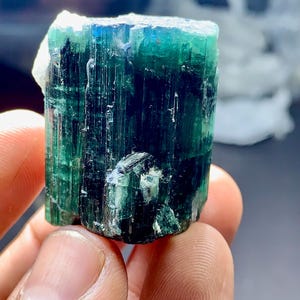 Indikolitblå turmalinkristaller: Terminerad sats, ursprung i Afghanistan, blå kapsylturmalinterminerade kristaller kombinerar tantalitkristaller bild 6