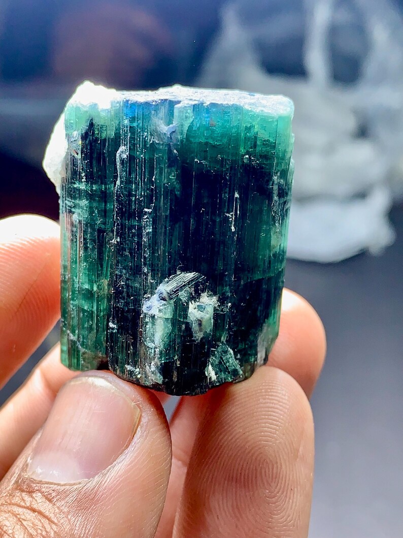 Indikolitblå turmalinkristaller: Terminerad sats, ursprung i Afghanistan, blå kapsylturmalinterminerade kristaller kombinerar tantalitkristaller bild 6
