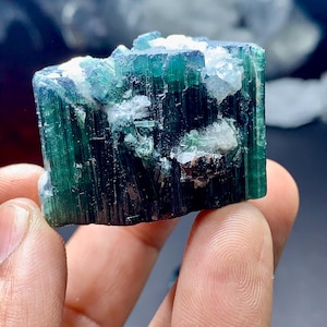 Indikolitblå turmalinkristaller: Terminerad sats, ursprung i Afghanistan, blå kapsylturmalinterminerade kristaller kombinerar tantalitkristaller bild 4