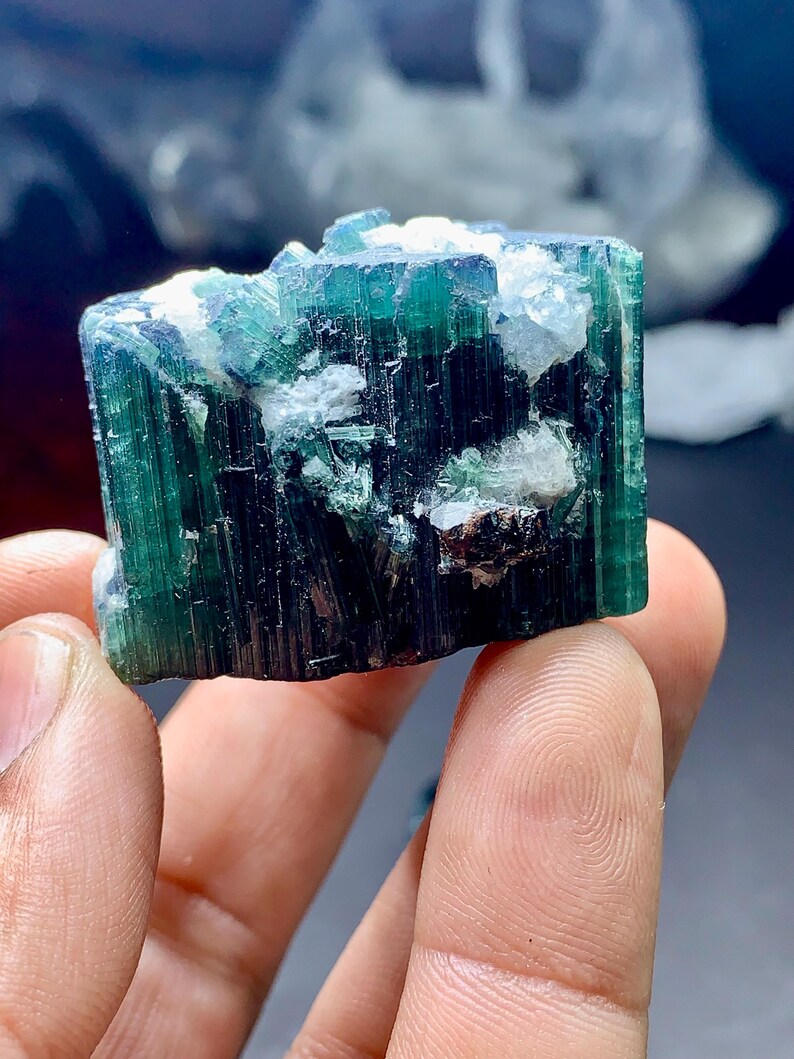 Indikolitblå turmalinkristaller: Terminerad sats, ursprung i Afghanistan, blå kapsylturmalinterminerade kristaller kombinerar tantalitkristaller bild 4