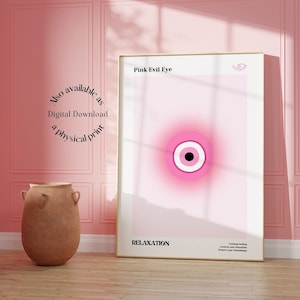 Puede incluir: Un póster enmarcado con un diseño de ojo mal de ojo rosa. El póster tiene el texto "Pink Evil Eye" y "RELAXATION". El póster está colgado en una pared rosa.