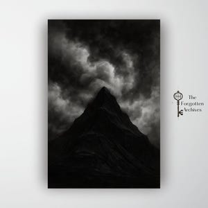 Puede incluir: Una impresión en blanco y negro de un pico montañoso bajo un cielo tormentoso. La imagen tiene un ambiente dramático y sombrío, con nubes oscuras y sombras. El logotipo de The Forgotten Archives es visible.