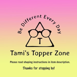 Op de afbeelding: Afbeelding met een roze en gele gradi&euml;nt achtergrond met de tekst "Be Different Every Day" en "Tami's Topper Zone." Een driehoek met een bril en de letter "T" staat in het midden. De tekst "Please read shaping instructions in item description. Thanks for stopping by!" staat onderaan.