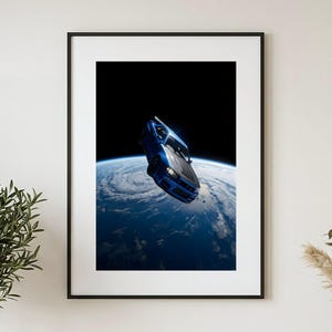 Könnte beinhalten: Ein gerahmter Kunstdruck, der einen blauen Sportwagen zeigt, der im Weltraum über der Erde schwebt. Das Auto ist diagonal vor einem schwarzen Hintergrund positioniert, wobei der blau-weiße Planet im unteren Teil des Rahmens zu sehen ist.