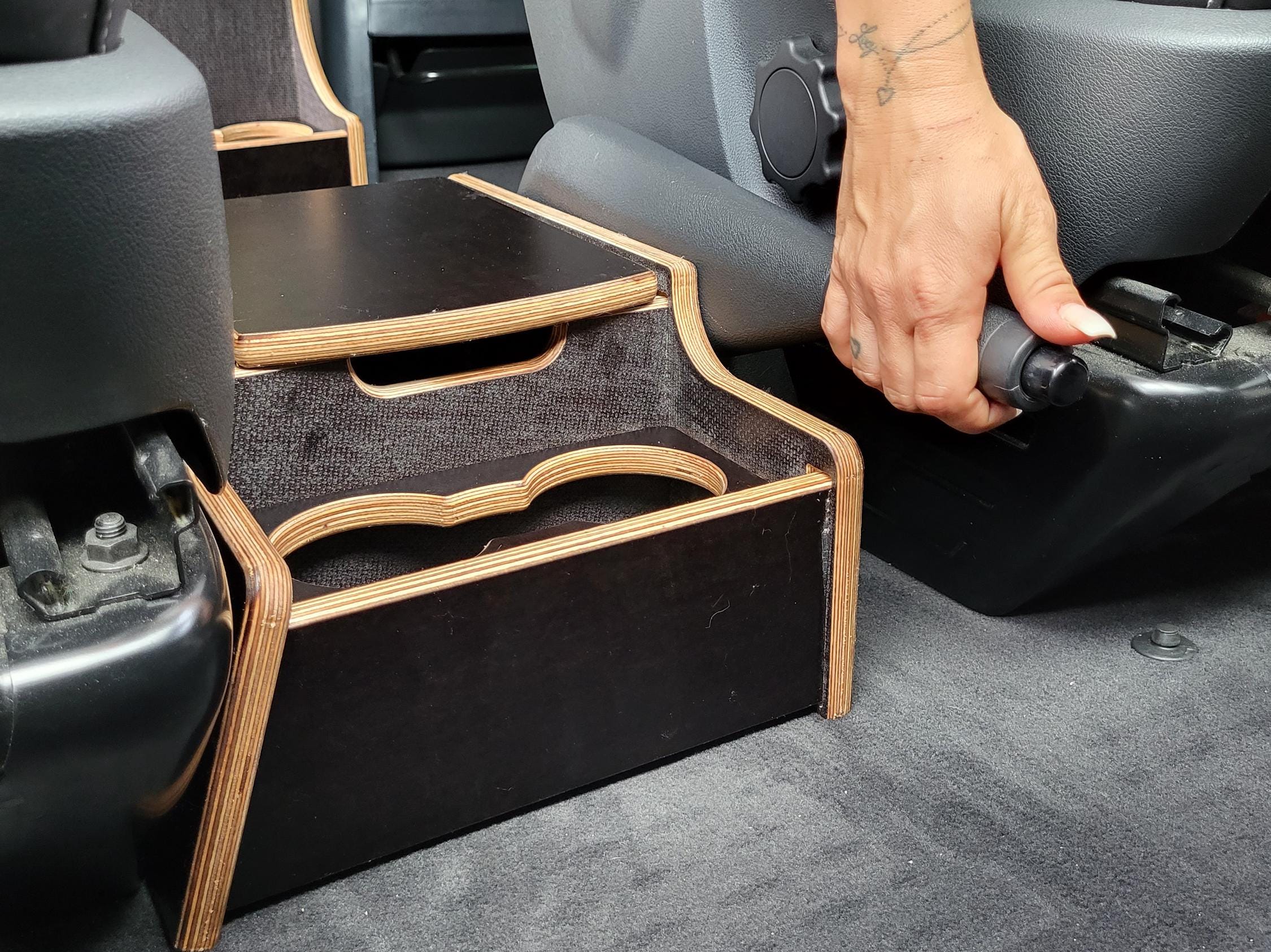 Consolle centrale comfort con vano portaoggetti e USB