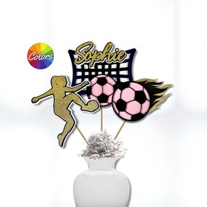 Centro de mesa de fútbol para niñas - Decoración para fiesta de cumpleaños - Juego de 3 piezas - Decoración con temática deportiva - Colores y nombre personalizados - Fútbol femenino
