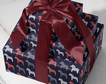 Skandinavische Weihnachtsgeschenkpapier Weihnachtsgeschenkpapier Weihnachtsgeschenkpapier festliche Geschenkverpackung Elegante Dalahast Illustration Blau