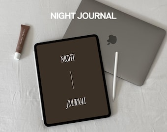 Puede incluir: Un iPad marrón con las palabras "NIGHT JOURNAL" en la pantalla. El iPad está sobre una superficie blanca con un portátil plateado y un lápiz blanco.
