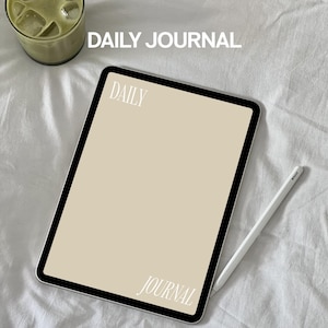 Peut inclure: Une tablette numérique beige avec un cadre noir et un stylet blanc. L'écran affiche le texte "DAILY JOURNAL" dans une police sans empattement.