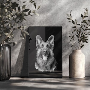 Könnte beinhalten: Schwarz-Weiß-Porträt eines Deutschen Schäferhundes mit herausgestreckter Zunge, präsentiert auf einer schwarzen Leinwand. Das Kunstwerk steht vor einer grauen Wand, mit dekorativen Pflanzen in Vasen auf beiden Seiten.