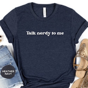 Maglietta Talk Nerdy To Me, maglietta nerd divertente, maglietta geek, regalo geek, maglietta amante dei libri, maglietta nerd dei libri, regalo nerd, sviluppatore IT