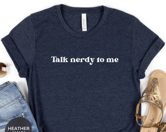 Shirt Talk Nerdy To Me, shirt grappig nerd, shirt geeky, shirt geeky, shirt geeky, shirt boekenliefhebber, shirt boek nerd, cadeau nerd, IT-ontwikkelaar