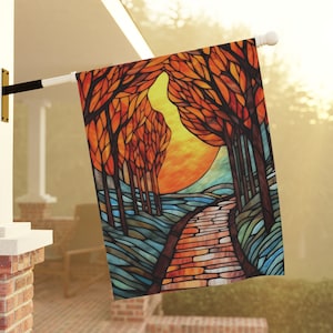 Puede incluir: Una bandera de jardín de estilo vitral con un camino que conduce a través de un bosque de árboles con una puesta de sol en el fondo.