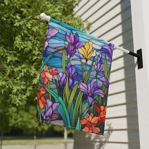 Puede incluir: Una bandera de jardín colorida de estilo vitral con una variedad de flores moradas, amarillas, naranjas y verdes. La bandera está diseñada para parecerse a una ventana de vitral.