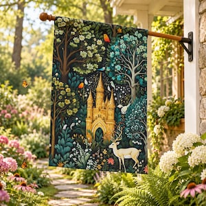 Può includere: Una bandiera da giardino rettangolare appesa a un palo di legno, raffigurante una scena di foresta scura con un castello dorato, un cervo bianco, vari uccelli colorati e un fogliame rigoglioso con alberi e fiori su sfondo nero.