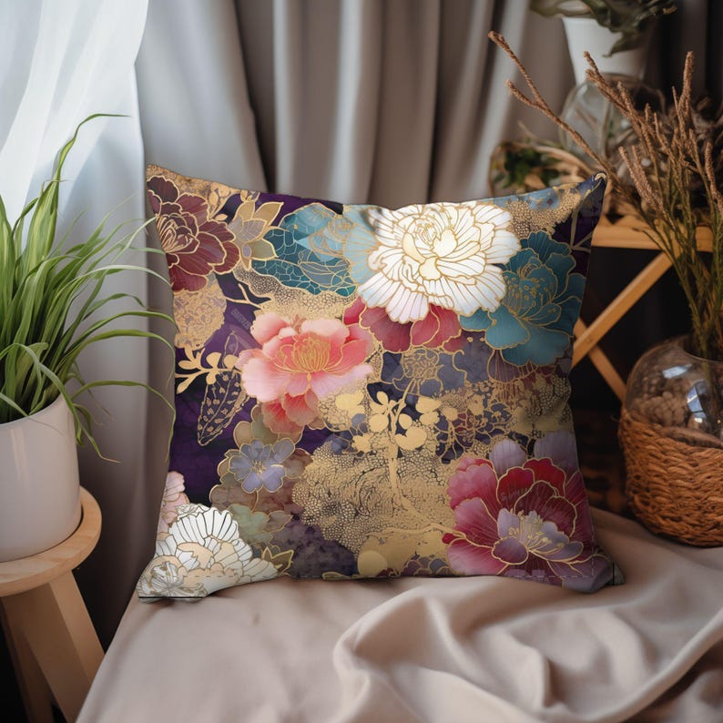 Puede incluir: Una almohada decorativa con un patr&oacute;n floral que presenta flores rosas, rojas, blancas y azules sobre un fondo morado oscuro con detalles dorados.