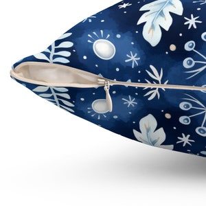 青い冬の枕、心地よい冬の装飾、青い冬の枕、農家の装飾、花柄の冬の枕カバー、クリスマス枕、リビングルームの装飾 画像 5