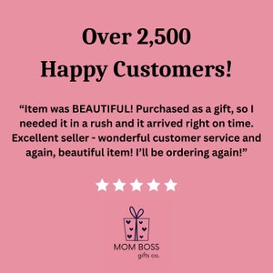 以下が含まれることがあります： ピンクの背景に「Over 2,500 Happy Customers!」というテキストと、顧客レビューの引用文が書かれています。引用文の下には、金色の星が5つ表示されています。「MOM BOSS gifts co.」のロゴが画像の下部に表示されています。