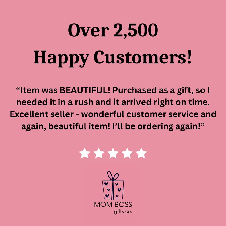 以下が含まれることがあります： ピンクの背景に「Over 2,500 Happy Customers!」というテキストと、顧客レビューの引用文が書かれています。引用文の下には、金色の星が5つ表示されています。「MOM BOSS gifts co.」のロゴが画像の下部に表示されています。