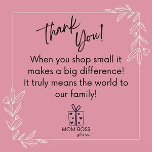 Op de afbeelding: Een vierkante roze kaart met een witte rand en florale lijntekeningen in de hoeken. De tekst luidt: Thank You! When you shop small it makes a big difference! It truly means the world to our family! Onderaan een cadeau-icoon en MOM BOSS gifts co.