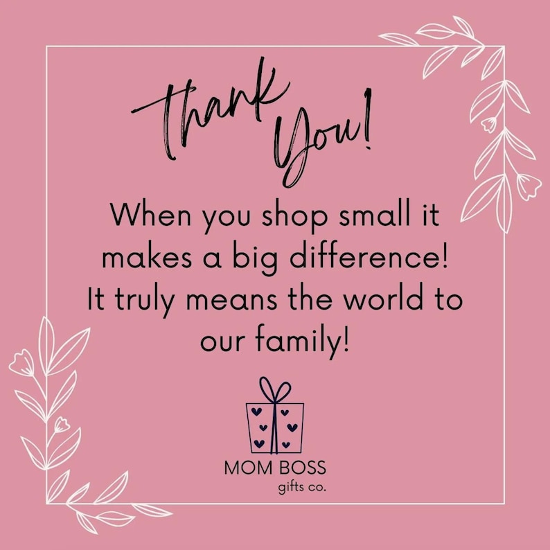 Op de afbeelding: Een vierkante roze kaart met een witte rand en florale lijntekeningen in de hoeken. De tekst luidt: Thank You! When you shop small it makes a big difference! It truly means the world to our family! Onderaan een cadeau-icoon en MOM BOSS gifts co.