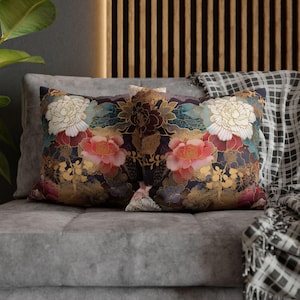 Puede incluir: Dos almohadas decorativas con un patr&oacute;n floral en tonos dorados, blancos, rosas, rojos y azules sobre un fondo oscuro. Las almohadas est&aacute;n en un sof&aacute; gris.