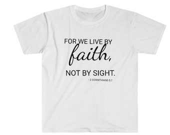 Puede incluir: Camiseta blanca con texto negro que dice "FOR WE LIVE BY faith, NOT BY SIGHT. -2 CORINTHIANS 5:7"