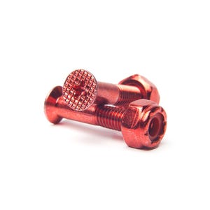 以下が含まれることがあります： 赤色の金属製のボルトとナット3つのクローズアップ。ボルトの頭は、テクスチャ加工された格子状のデザインです。ナットは六角形です。白い背景に配置されています。