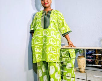 Adire Zweiteiliges Afrikanisches Set Handgefertigtes Tie Dye Oberteil & Hose. Kommt mit Schal. Verschiedene Größen