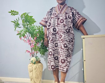 Boubou corto africano Adire hecho a mano: caftán de algodón, diseño Aso Oke.