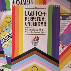 Könnte beinhalten: Ein LGBTQ+-Ewiger Kalender mit Regenbogen-Design und dem Text "LGBTQ+ PERPETUAL CALENDAR". Der Kalender enthält Pride- und andere Queer-Feiertage. Das Bild zeigt ein Pride Poster Studios-Logo.