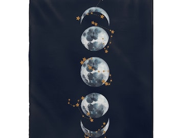Könnte beinhalten: Eine dunkelblaue Decke mit einem Aquarell-Design der Mondphasen und goldenen Sternen. Die Mondphasen befinden sich in verschiedenen Füllungsstufen, von einer Sichel bis zum Vollmond.