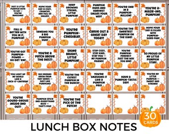 Puede incluir: Un conjunto de 30 notas para loncheras con ilustraciones otoñales de calabazas y hojas de otoño. Cada tarjeta presenta un mensaje positivo o un juego de palabras, como "You're a-Maize-ing, Pumpkin!"