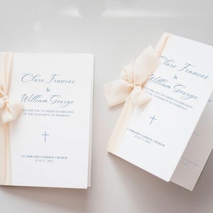 印刷可能な結婚式プログラム - カトリックの結婚式セレモニープログラム (クラシック + ミニマリスト)、ダスティ ライト ブルー