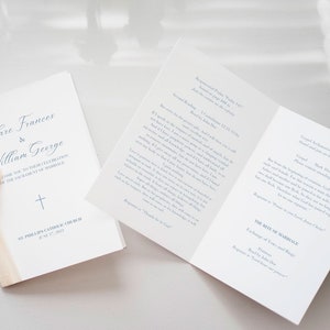 印刷可能な結婚式プログラム - カトリックの結婚式セレモニープログラム（クラシック + ミニマリスト）、ダスティライトブルー、朗読付き