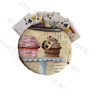 Pink Cupcake Shop Diseño de chispas de chocolate, Playing Card Holders, Gamers, Bridge Club, Regalos para tiburones de cartas, Picas, Dominó, Consejos de poker