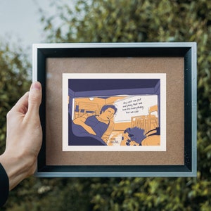 Op de afbeelding: Een ingelijste illustratie van een persoon die in een auto zit met een citaat dat luidt: "Waarom kunnen we niet gewoon alles wat we willen in alles stoppen wat we kunnen."