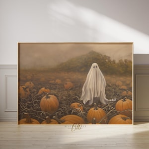 Könnte beinhalten: Ein weißer Geist steht auf einem Feld mit orangefarbenen Kürbissen. Die Kürbisse sind über das Feld verteilt, und der Hintergrund ist ein nebliger Wald.