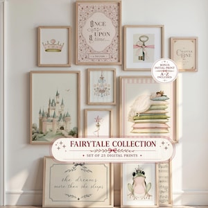 Può includere: Una collezione di 25 stampe digitali da parete a tema fiabesco, tra cui un castello, una corona, una chiave con un nastro rosa, un lampadario, una rana con corona e una persona che dorme su una pila di cuscini con scritte decorative.