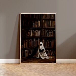 Puede incluir: Una figura fantasmal blanca sentada en una biblioteca oscura, leyendo un libro. El fantasma lleva una s&aacute;bana blanca y tiene un d&eacute;bil contorno de rostro. Las estanter&iacute;as de la biblioteca est&aacute;n llenas de libros.