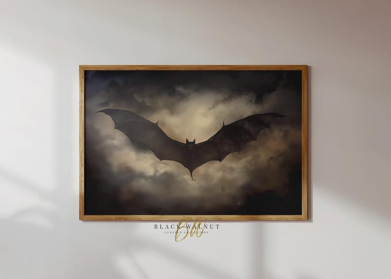 Peut inclure: Une chauve-souris noire aux ailes d&eacute;ploy&eacute;es vole dans un ciel sombre et nuageux. La chauve-souris est silhouett&eacute;e contre les nuages, cr&eacute;ant une image dramatique et &eacute;trange.
