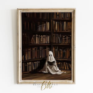 Puede incluir: Un fantasma blanco leyendo un libro en una biblioteca oscura con estanter&iacute;as llenas de libros. El fantasma est&aacute; sentado en el suelo frente a las estanter&iacute;as.