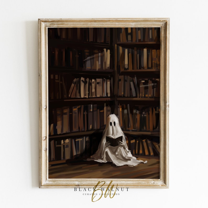 Puede incluir: Un fantasma blanco leyendo un libro en una biblioteca oscura con estanter&iacute;as llenas de libros. El fantasma est&aacute; sentado en el suelo frente a las estanter&iacute;as.